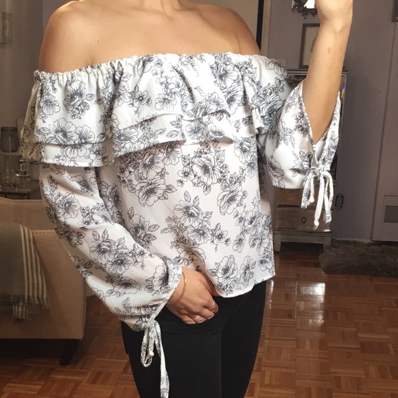 NWT ~ Off the shoulder blouse ~ Black and white - Picture 3 of 8